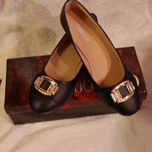 NIB Loco Loco women's black pumps